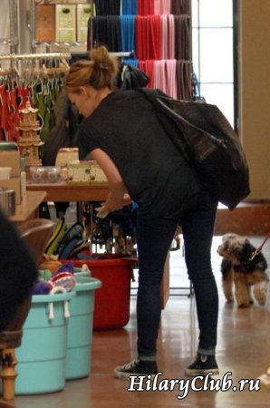Хилари делает покупки в магазине для животных