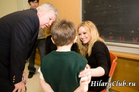 Хилари посетила одну из школ Торонто