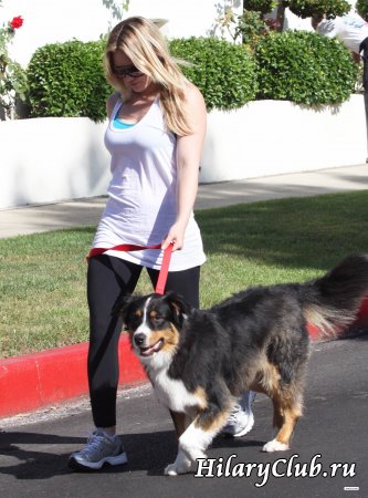 Хилари выгуливает свою собаку по имени Дюбуа